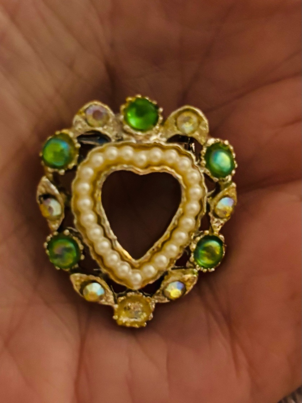 Brooch Heart-Shaped with Green Crystal Pearl Accents and Gold Tone NWOT - Picture 2 of 5